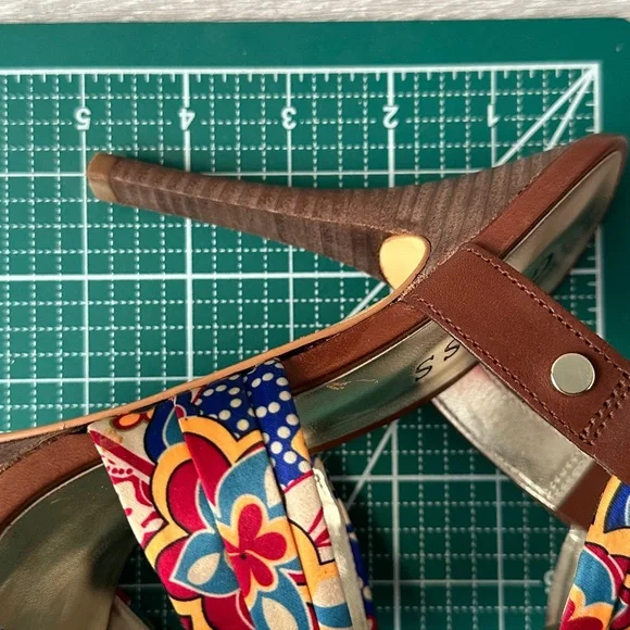 Guess Brown and Multicolor Floral Heels - Picture 3 of 16